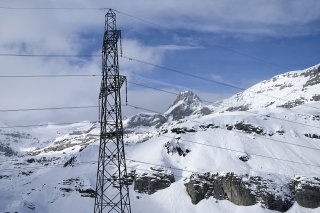 La tension doit pouvoir être augmentée sur la ligne de la Gemmi, en cas de pénurie d'électricité (archives). KEYSTONE/LAURENT GILLIERON